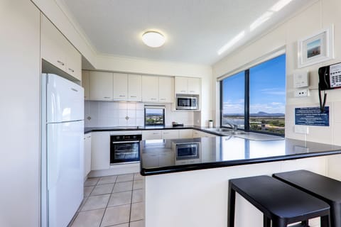 Apartment, 3 Bedrooms, Garden View | Private kitchen | Fridge, microwave, stovetop, dishwasher