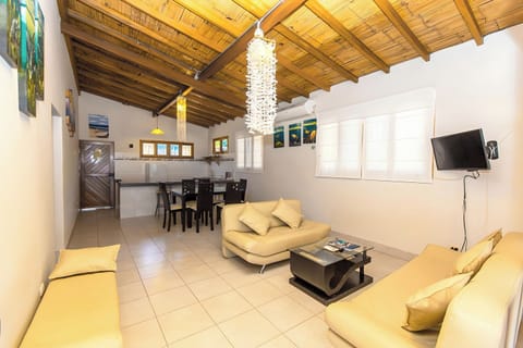 Bungalow con vista al mar (6 personas) | Living area | 32-inch LED TV with satellite channels, TV, foosball