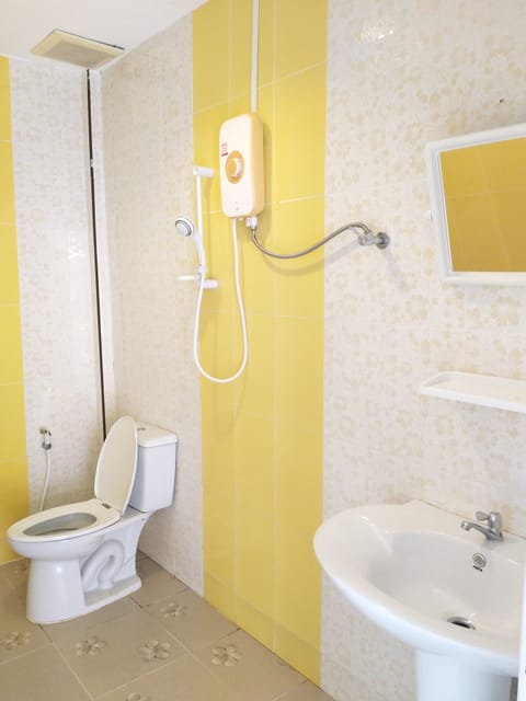 Standard Double Room | Bathroom | Shower, free toiletries, towels