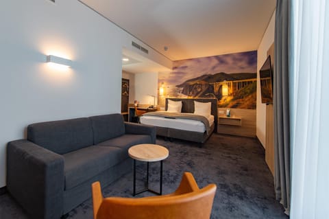 Premium bedding, in-room safe, laptop workspace, blackout drapes