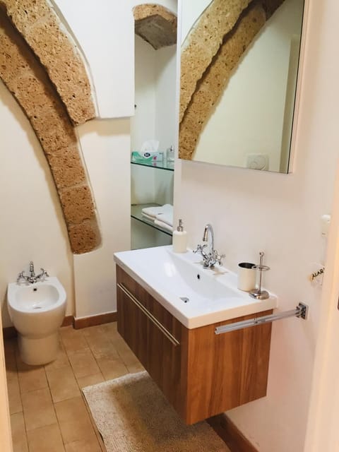 Double Room | Bathroom | Shower, rainfall showerhead, free toiletries, hair dryer