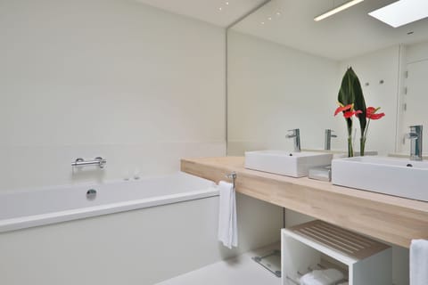 Superior Suite, Sea View | Bathroom | Shower, rainfall showerhead, eco-friendly toiletries, hair dryer