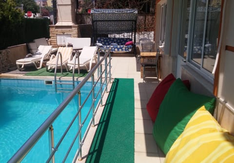 Seasonal outdoor pool, free cabanas, pool umbrellas