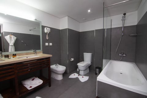 Deluxe Suite, 1 Queen Bed with Sofa bed | Bathroom | Deep soaking tub, free toiletries, hair dryer, bidet