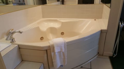 Room, 1 King Bed, Non Smoking, Jetted Tub | Jetted tub