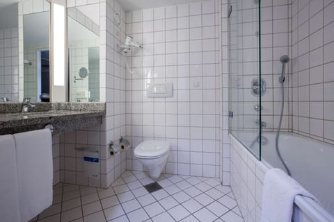 Combined shower/tub, hair dryer, towels