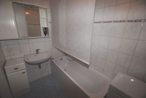 Apartment, 2 Bedrooms (85-00) | Bathroom | Free toiletries, towels