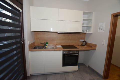 Apartment, 4 Bedrooms (38-00) | Private kitchen | Fridge, stovetop, coffee/tea maker, cookware/dishes/utensils