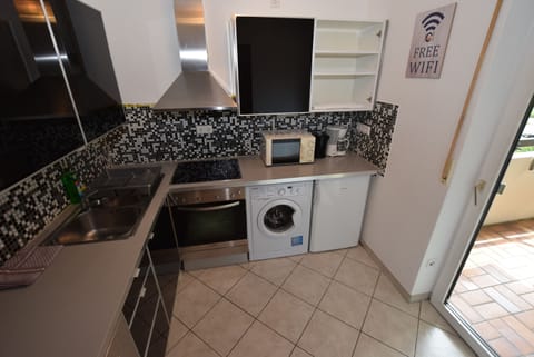 Apartment, 2 Bedrooms (39-00) | Private kitchen | Fridge, microwave, oven, stovetop