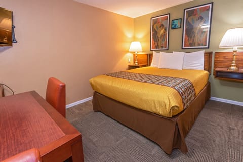 Economy Single Room, 1 Queen Bed, Refrigerator & Microwave | Desk, soundproofing, rollaway beds, free WiFi