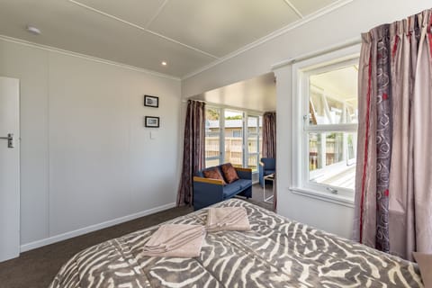 Waitangi Beach Bach 30A | 2 bedrooms, free WiFi, bed sheets