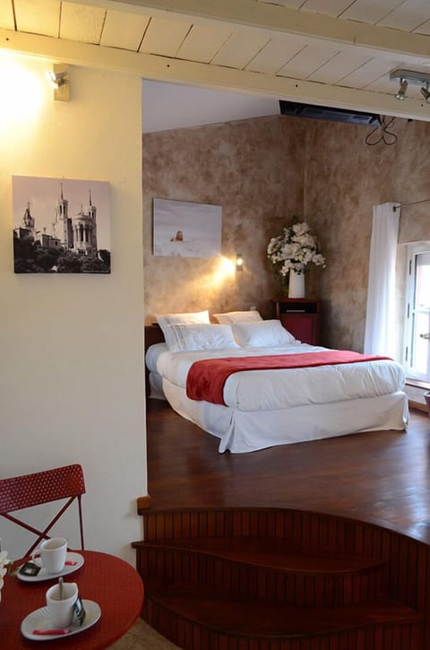 Double Room (Orchidée) | Desk, free WiFi, bed sheets