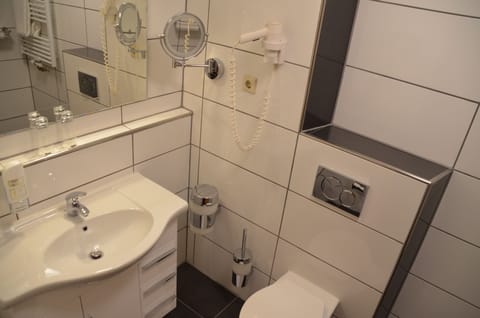 Double Room | Bathroom | Shower, hair dryer, towels