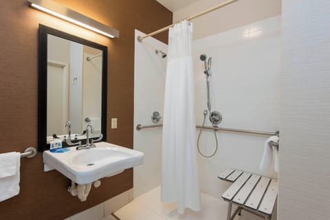 Combined shower/tub, free toiletries, hair dryer, towels