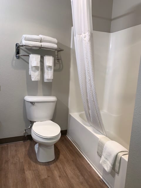 Combined shower/tub, hair dryer, towels