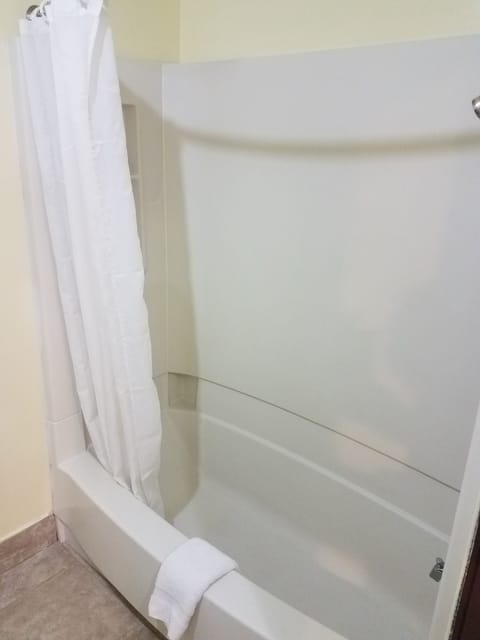 Combined shower/tub, towels