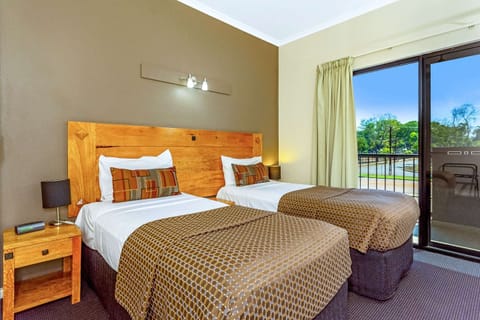 Twin Room | Premium bedding, minibar, desk, blackout drapes