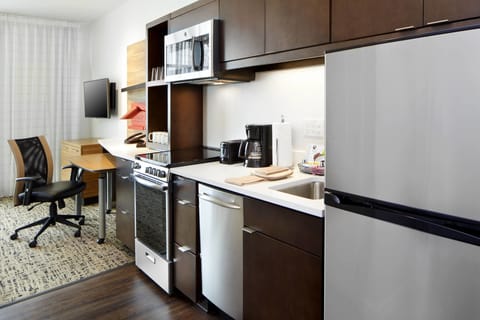 Full-size fridge, microwave, stovetop, dishwasher