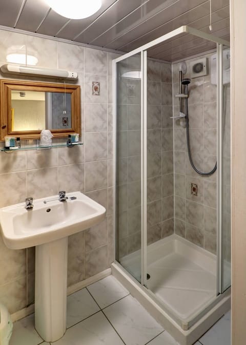 Standard Twin Room, Ensuite | Bathroom | Hair dryer, towels, soap, shampoo
