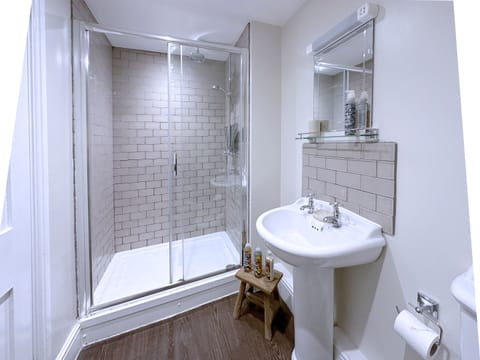 Double Room, Ensuite | Bathroom | Free toiletries