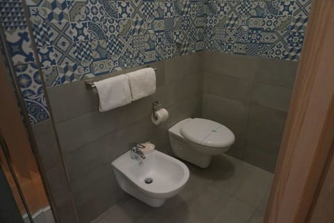 Executive Double Room, 1 Queen Bed, Non Smoking, Ground Floor | Bathroom | Shower, rainfall showerhead, free toiletries, hair dryer