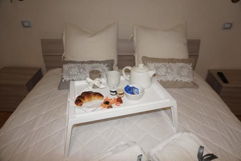 Deluxe Triple Room, Multiple Beds, Non Smoking, Ground Floor | In-room dining