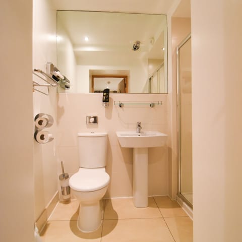 Economy Single Room | Bathroom | Shower, free toiletries, hair dryer, towels