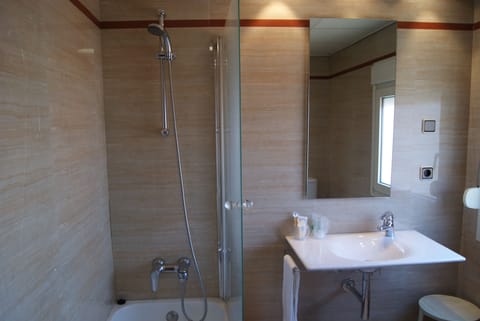 Single Room | Bathroom | Free toiletries, towels