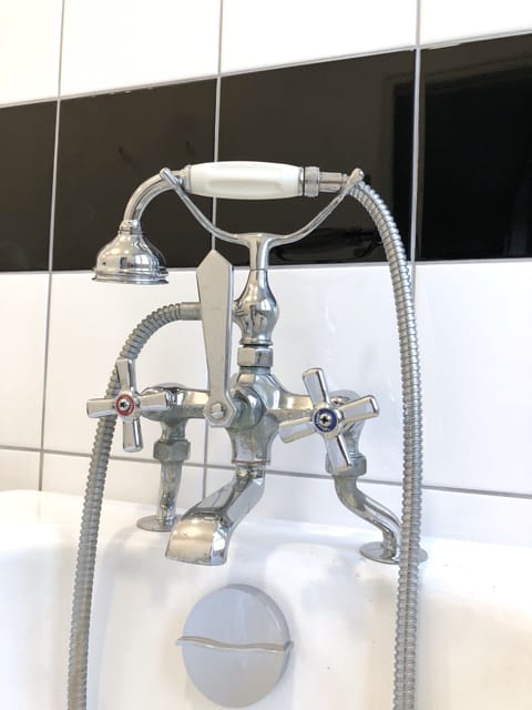 Deluxe Double or Twin Room, Garden View | Bathroom | Shower, free toiletries, hair dryer, towels