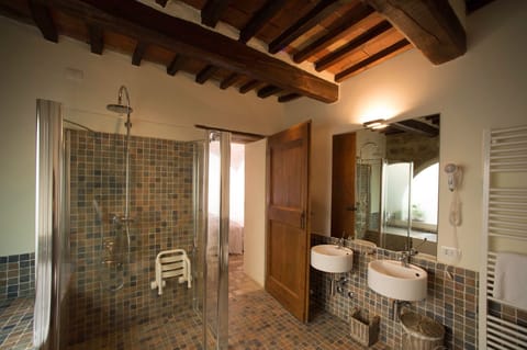 Classic Double Room | Bathroom | Free toiletries, hair dryer, bathrobes, slippers