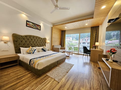 Luxury Room, Balcony | Premium bedding, minibar, in-room safe, desk