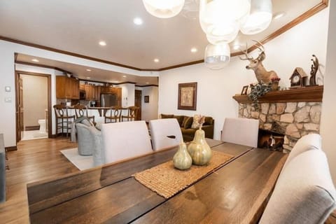 Condo, 2 Bedrooms | Living area