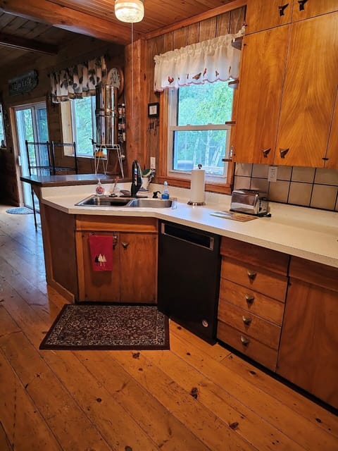 Cabin, 4 Bedrooms | Private kitchen | Fridge, oven, coffee/tea maker, toaster