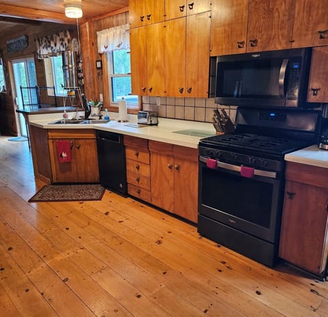 Cabin, 4 Bedrooms | Private kitchen | Fridge, oven, coffee/tea maker, toaster