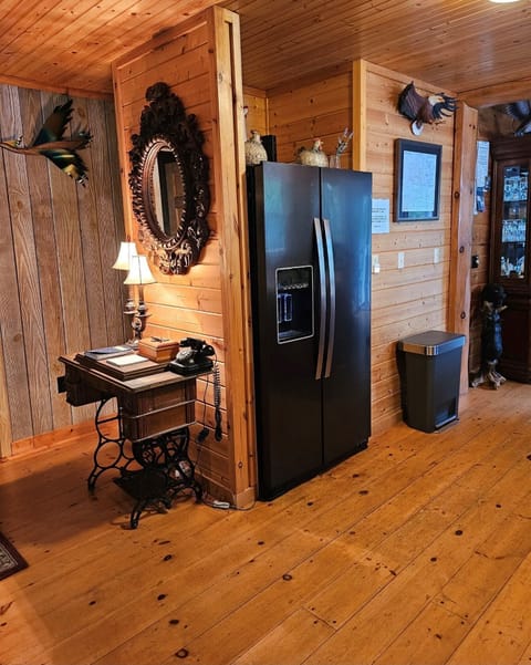 Cabin, 4 Bedrooms | Private kitchen | Fridge, oven, coffee/tea maker, toaster