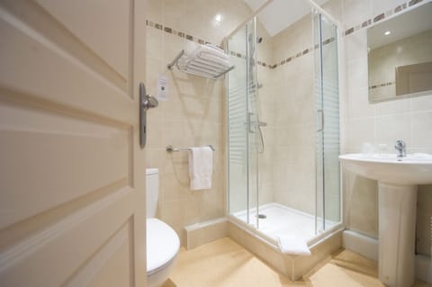 Comfort Triple Room | Bathroom | Free toiletries, hair dryer, towels