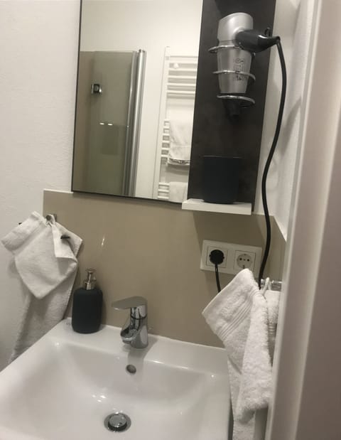 Twin Room | Bathroom | Shower, rainfall showerhead, free toiletries, hair dryer