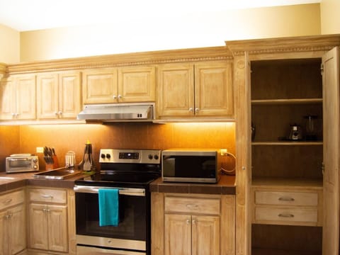 Business Apartment, 2 Bedrooms | Private kitchen | Full-size fridge, microwave, oven, stovetop