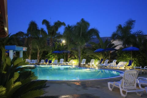 Outdoor pool, pool umbrellas, sun loungers