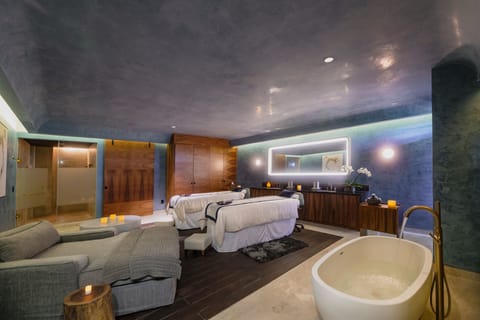 Couples treatment rooms, sauna, spa tub, steam room, body treatments