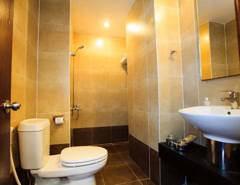 Superior Double Room | Bathroom | Free toiletries, hair dryer, slippers, towels