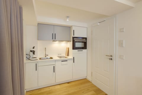 Family Studio Suite (401) | Private kitchenette | Full-size fridge, oven, stovetop, electric kettle