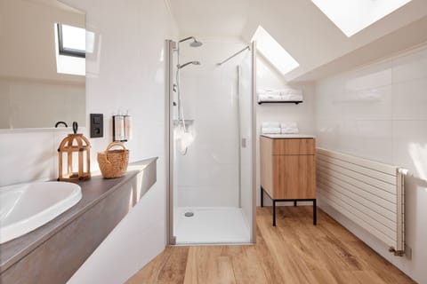 Economy Triple Room | Bathroom | Free toiletries, hair dryer, towels