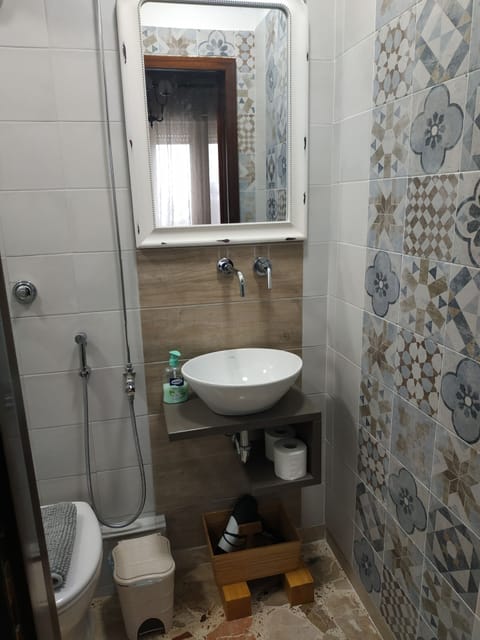 City Double Room, 1 Queen Bed, Smoking, Private Bathroom | Bathroom | Rainfall showerhead, free toiletries, hair dryer, towels