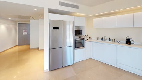 City Apartment | Private kitchen | Full-size fridge, microwave, oven, stovetop