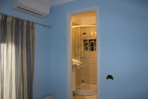 Double or Twin Room, Balcony, Sea View | Bathroom | Shower, free toiletries, hair dryer, bidet