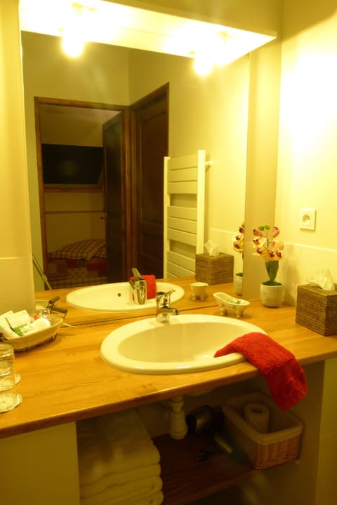 Comfort Triple Room, Ensuite (3 épis) | Bathroom | Shower, rainfall showerhead, free toiletries, hair dryer