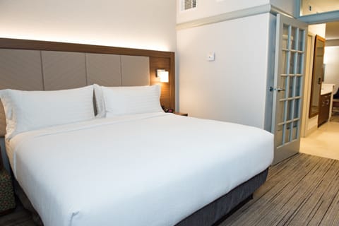 Standard Room | Premium bedding, in-room safe, desk, laptop workspace