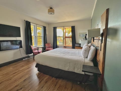 Superior Room, 1 King Bed (Muskoka River View, Has Balcony) | Individually decorated, individually furnished, desk, laptop workspace