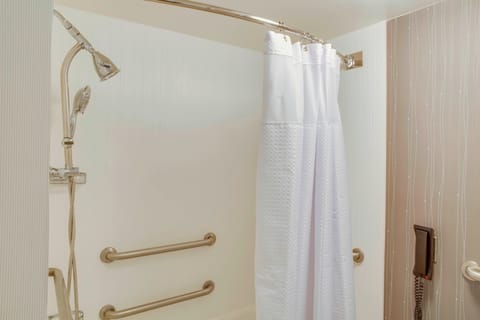 Combined shower/tub, free toiletries, hair dryer, towels